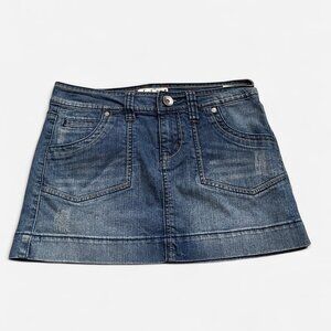 Classic L.e.i. mini denim skirt, size 3, perfect for fall layering! Featuring cu